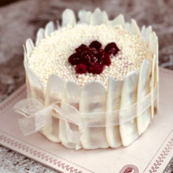 Frambuazlı Beyaz Çikolatalı Pasta